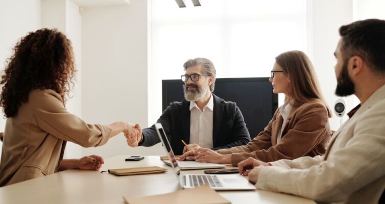 Een groep professionals die samenwerkt aan recruitmentstrategieën voor het aantrekken van talent.